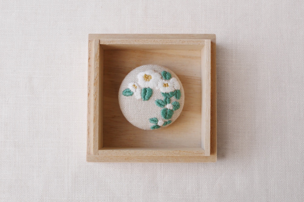 【受注製作・手刺繍】EBMC07 椿（ブローチ／帯留め）