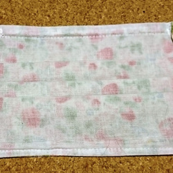 布マスク　プリーツマスク　苺①綿100/シングルガーゼ白/ゴム紐ピンク 4枚目の画像