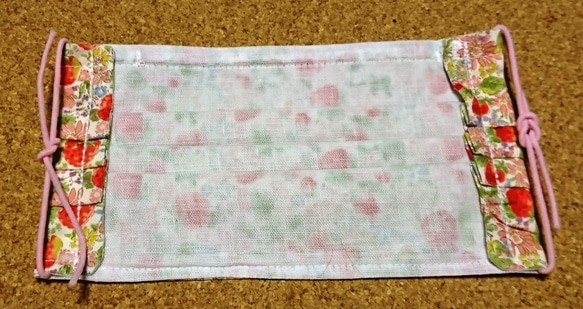 布マスク　プリーツマスク　苺①綿100/シングルガーゼ白/ゴム紐ピンク 4枚目の画像