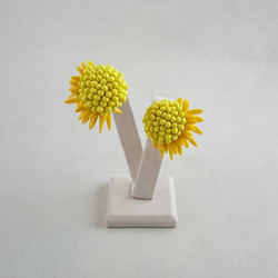 黄色の花のイヤリング 1枚目の画像