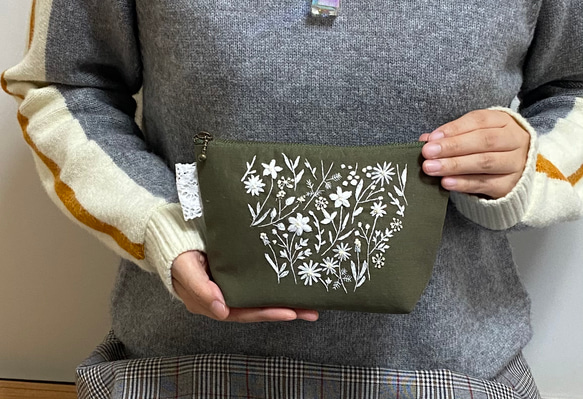 冬花の刺繍ポーチ(モスグリーン 3枚目の画像