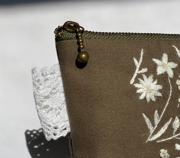 冬花の刺繍ポーチ(モスグリーン 4枚目の画像