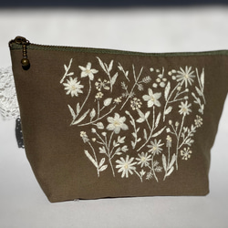 冬花の刺繍ポーチ(モスグリーン 5枚目の画像