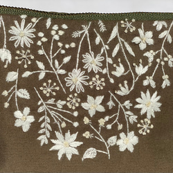 冬花の刺繍ポーチ(モスグリーン 6枚目の画像