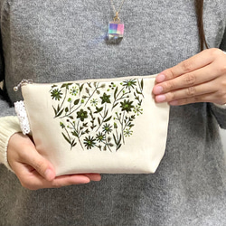 冬花の刺繍ポーチ(アイボリーにグリーン 3枚目の画像