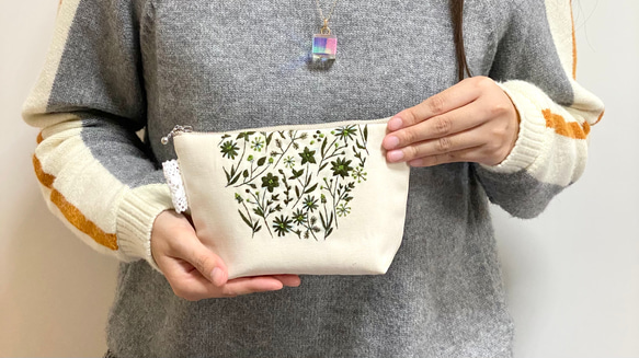 冬花の刺繍ポーチ(アイボリーにグリーン 3枚目の画像