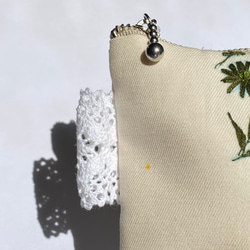 冬花の刺繍ポーチ(アイボリーにグリーン 4枚目の画像