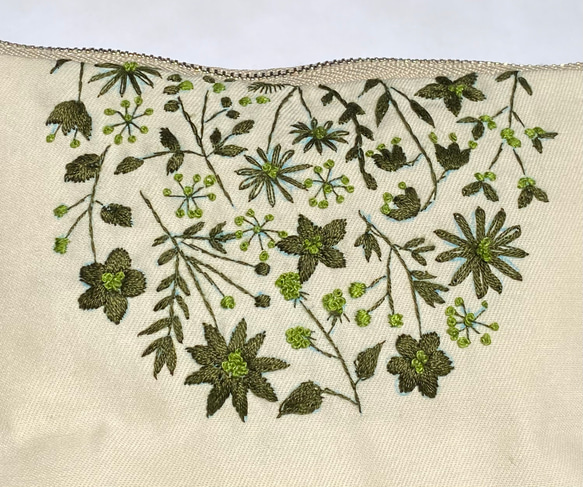冬花の刺繍ポーチ(アイボリーにグリーン 5枚目の画像