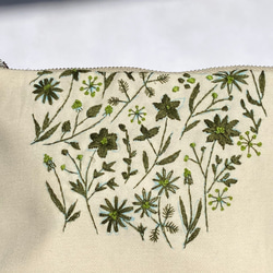 冬花の刺繍ポーチ(アイボリーにグリーン 6枚目の画像