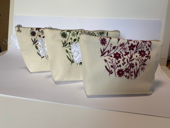 冬花の刺繍ポーチ(アイボリーにブラウン 1枚目の画像
