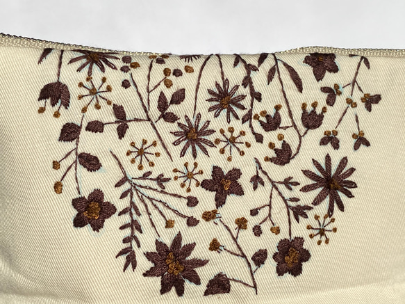 冬花の刺繍ポーチ(アイボリーにブラウン 5枚目の画像