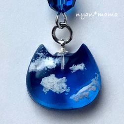 青空と雲にゃんこのミニチャーム　スワロフスキー　マスクチャーム　雲レジン　ストラップ付き　c138 2枚目の画像