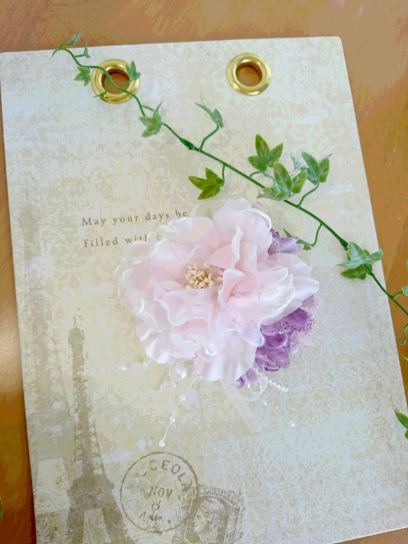 歐根紗的玫瑰和花邊的紫色繡球花胸花 第1張的照片