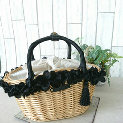 黒い花びらの舟形かごバッグ　タッセル・巾着付き　 1枚目の画像