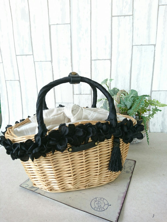 黒い花びらの舟形かごバッグ　タッセル・巾着付き　 1枚目の画像