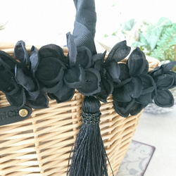 黒い花びらの舟形かごバッグ　タッセル・巾着付き　 2枚目の画像