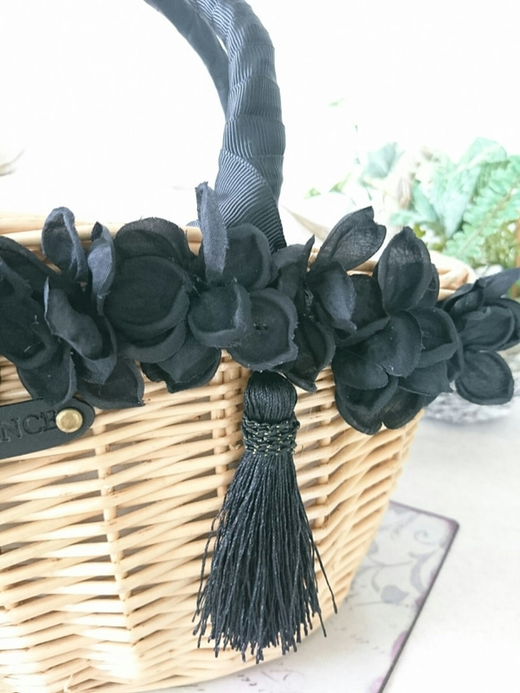 黒い花びらの舟形かごバッグ　タッセル・巾着付き　 2枚目の画像