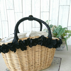 黒い花びらの舟形かごバッグ　タッセル・巾着付き　 3枚目の画像