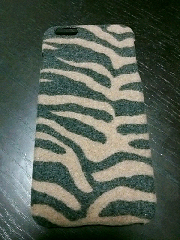 冬のあったかゼブラzebra iPhoneケース 1枚目の画像