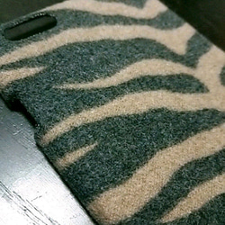 冬のあったかゼブラzebra iPhoneケース 3枚目の画像