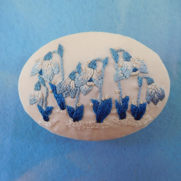 絹糸刺繍のブローチ【 青い花・スノードロップ 】　帯留めにも 2枚目の画像
