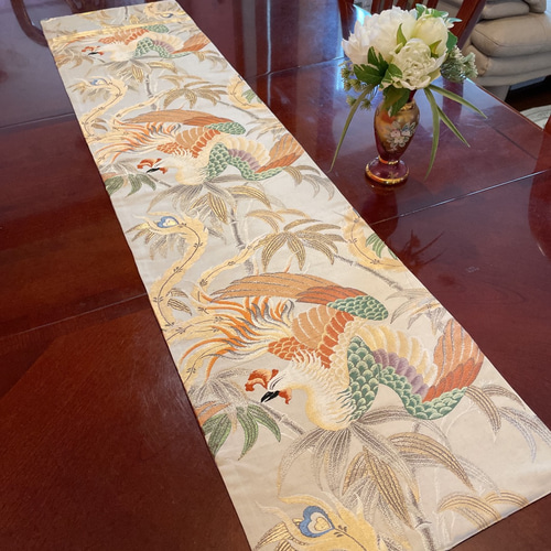 花と蝶の刺繍タッセル付きテーブルセンター200cm シルバー(正絹袋帯リメイク) 花と蝶の刺繍タッセル付きテーブルセンター200cm シルバー(正絹袋帯