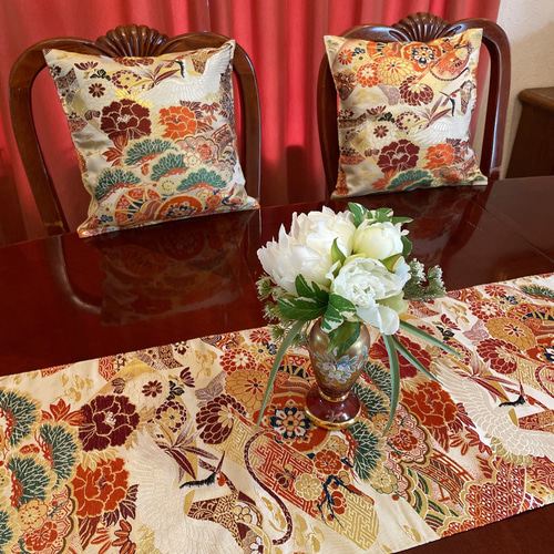テーブルランナー(正絹丸帯リメイク) 花柄と鳥の刺繍のテーブル