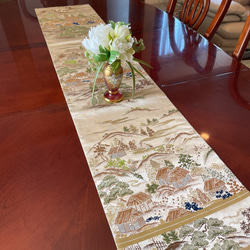 豪華刺繍　正絹帯から作ったテーブルランナーテーブルセンター　ベージュ風景 1枚目の画像