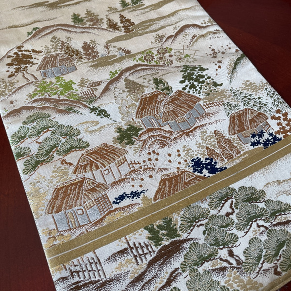 豪華刺繍　正絹帯から作ったテーブルランナーテーブルセンター　ベージュ風景 3枚目の画像