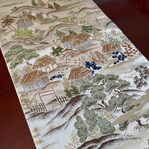 豪華刺繍　正絹帯から作ったテーブルランナーテーブルセンター　ベージュ風景 4枚目の画像