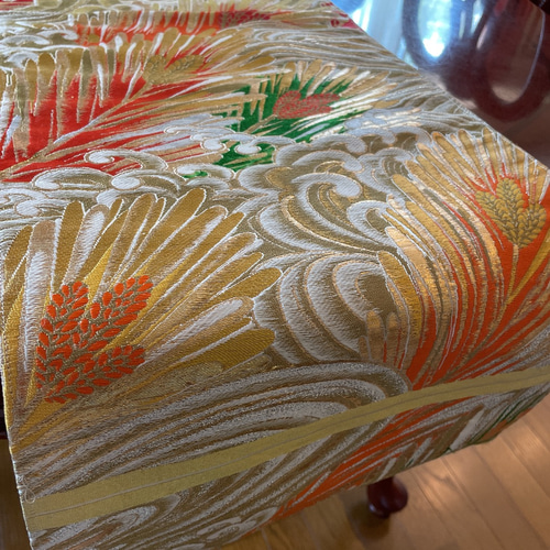 たまたまごA596豪華刺繍‼️花嫁衣装帯‼️テーブルランナー1ｍ84cm 豪華刺繍 花嫁衣装の丸帯から作ったタッセル付き正絹テーブル