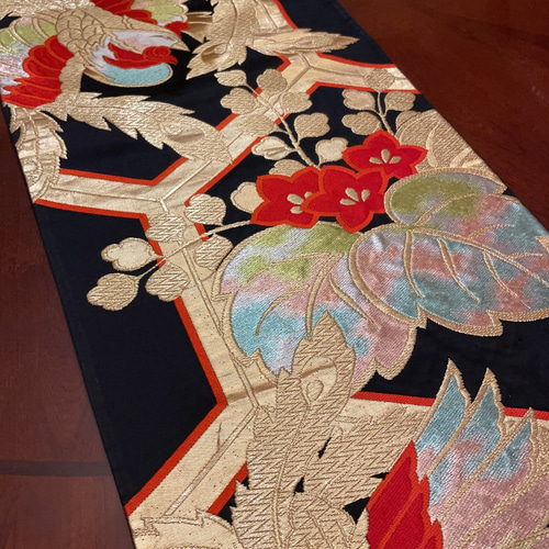 豪華刺繍 正絹帯から作ったテーブルランナーテーブルセンター 黒 豪華刺繍 正絹帯から作ったテーブルランナーテーブルセンター 黒