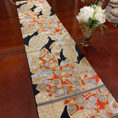 豪華刺繍 正絹帯から作ったテーブルランナーテーブルセンター 黒に金の