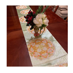 豪華刺繍　正絹帯から作ったテーブルランナー　グリーンに大輪の花　062 1枚目の画像