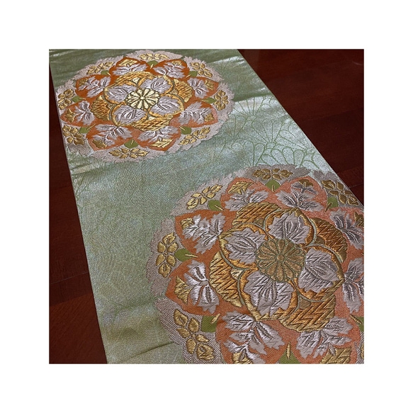 豪華刺繍　正絹帯から作ったテーブルランナー　グリーンに大輪の花　062 2枚目の画像