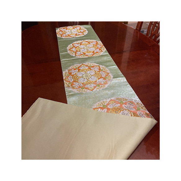 豪華刺繍　正絹帯から作ったテーブルランナー　グリーンに大輪の花　062 4枚目の画像