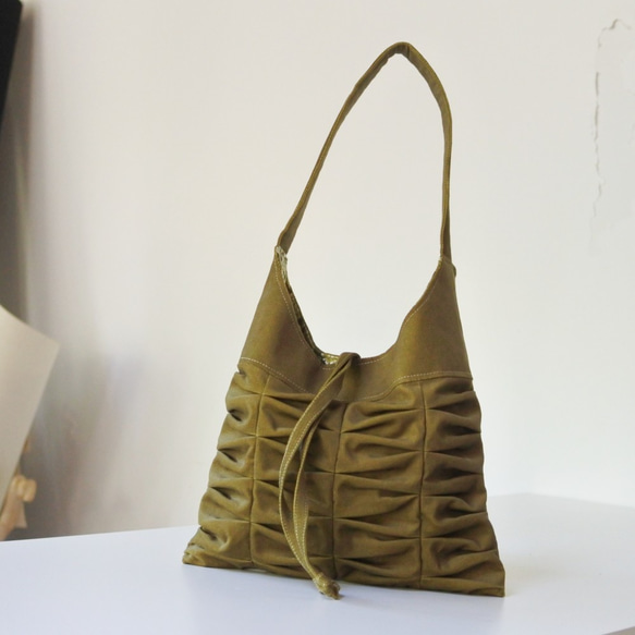 SALEコーデュロイのヒラヒラショルダーバッグ/ちょっとそこまでミニサイズの軽いバッグ 2枚目の画像