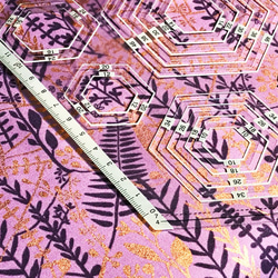 Sasha Ignatiadou 110cm x 50cmずつ切売 - Metallic tapis/purple 4枚目の画像