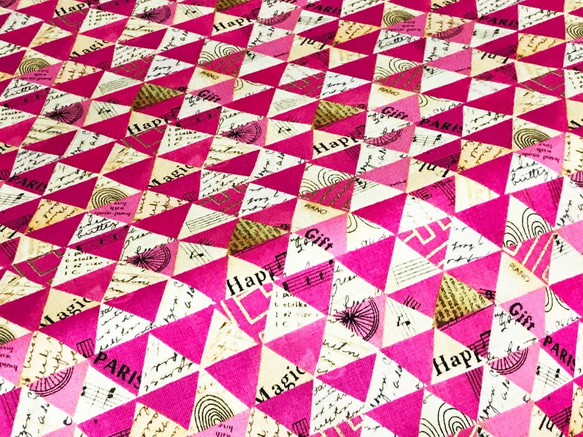 Carrie Bloomston 110cm x 50cmずつ切売 - 三角のコラージュ/Vivid Pink 3枚目の画像
