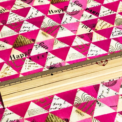 Carrie Bloomston 110cm x 50cmずつ切売 - 三角のコラージュ/Vivid Pink 4枚目の画像