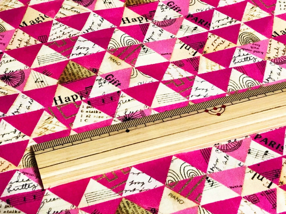 Carrie Bloomston 110cm x 50cmずつ切売 - 三角のコラージュ/Vivid Pink 4枚目の画像