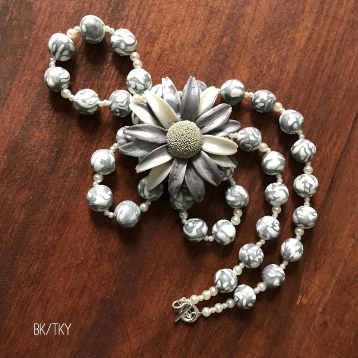手作りシルバーグレーのビーズネックレスとフラワーブローチ