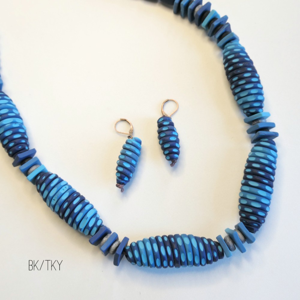 大ぶり手作りビーズ　ブルーグラデーション