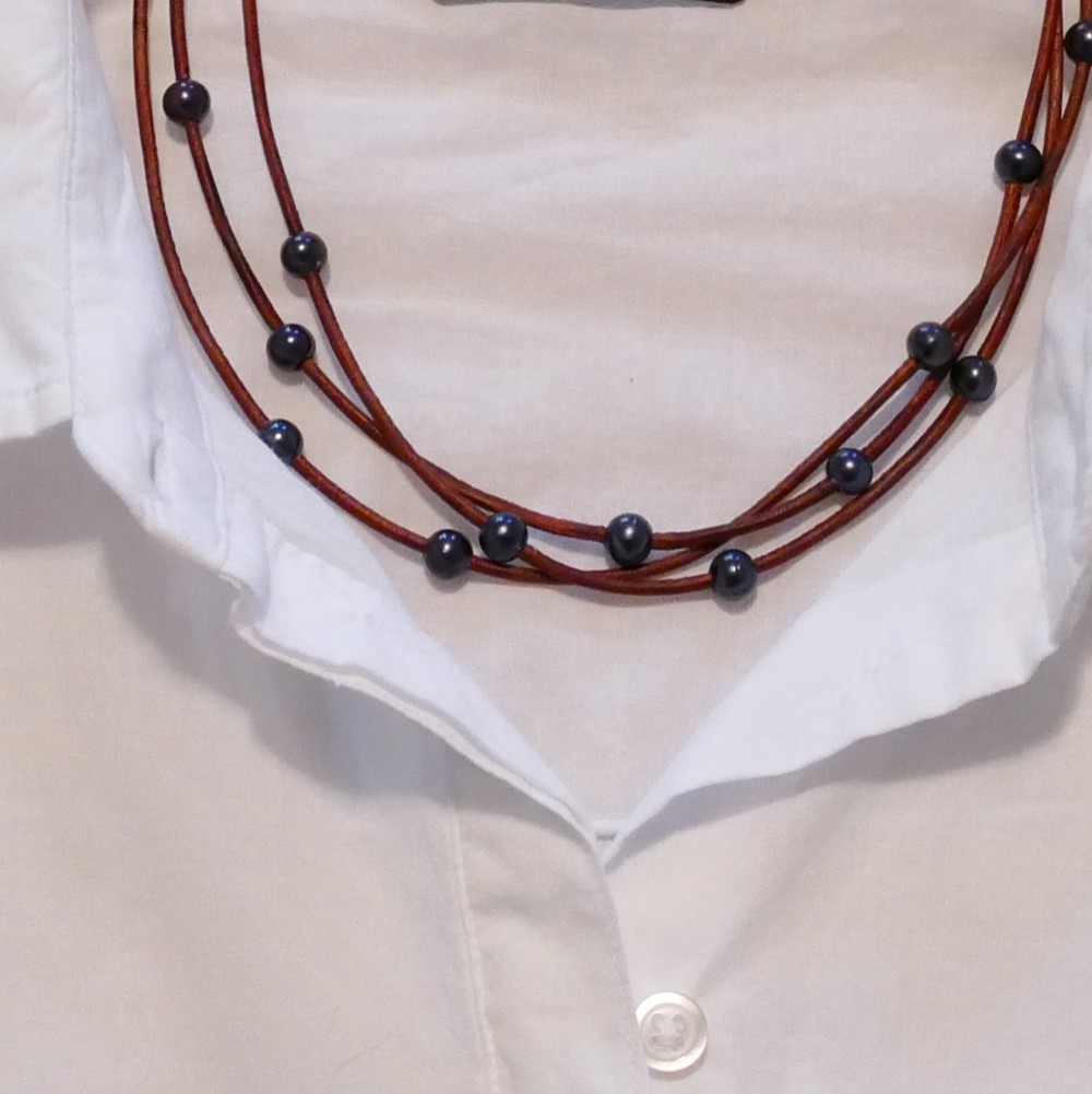 ブラウン革紐とパールの三連ネックレス