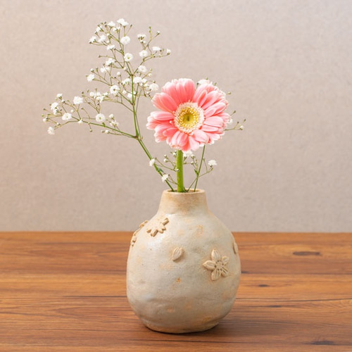 淡いピンク色がかわいい桜模様の花器です。桃の節句にもどうぞ
