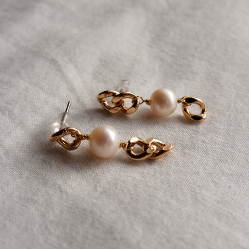 おしゃれで個性的なパールのピアス ピアス（フック・チェーン） gico