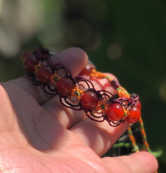 赤メノウのマクラメ編みブレスレット 2枚目の画像