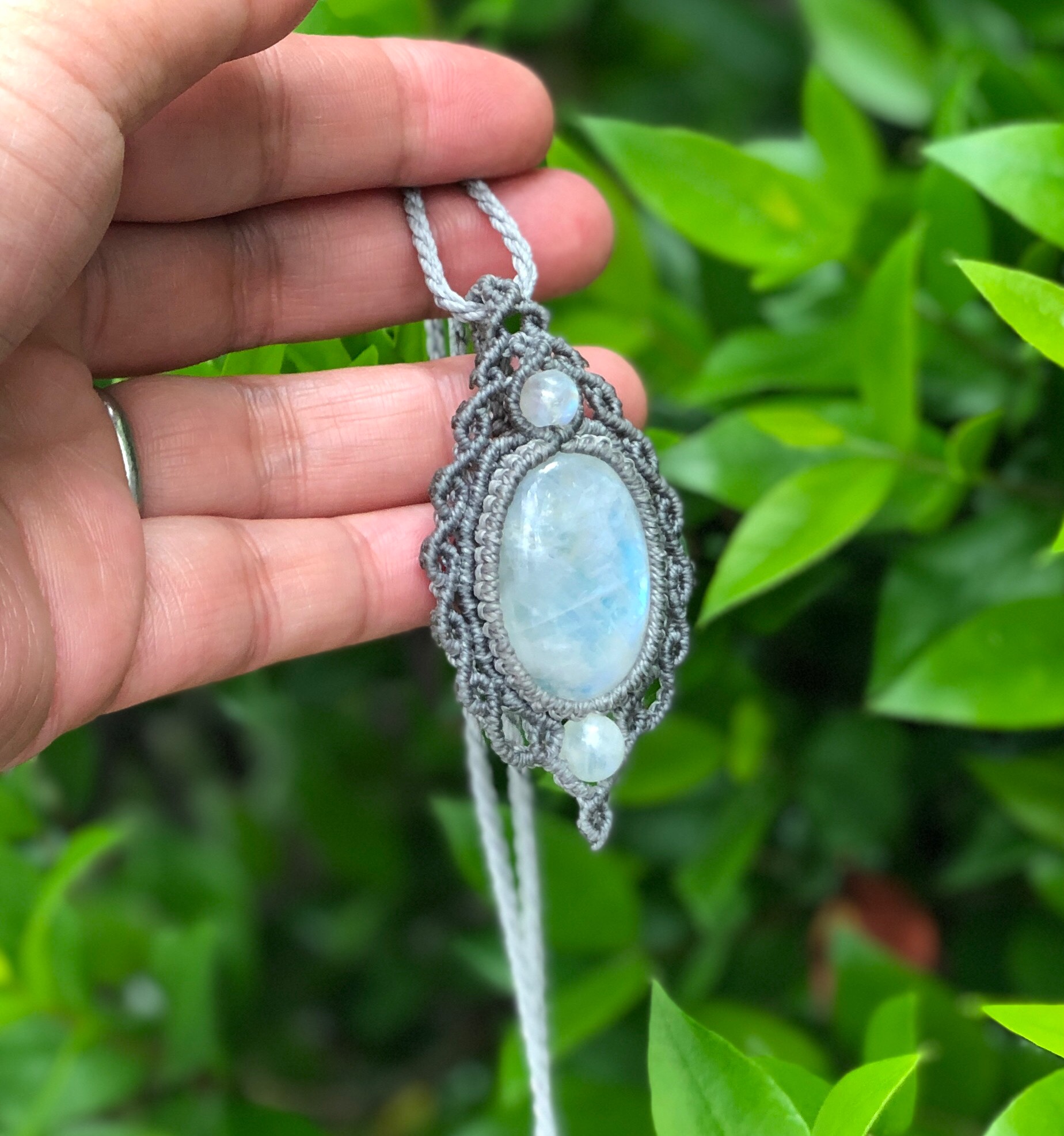 愛を伝える石】ムーンストーン×アメジストマクラメネックレス 