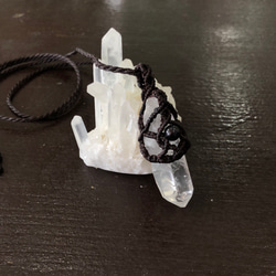 水晶原石ポイントのマクラメネックレス 3枚目の画像