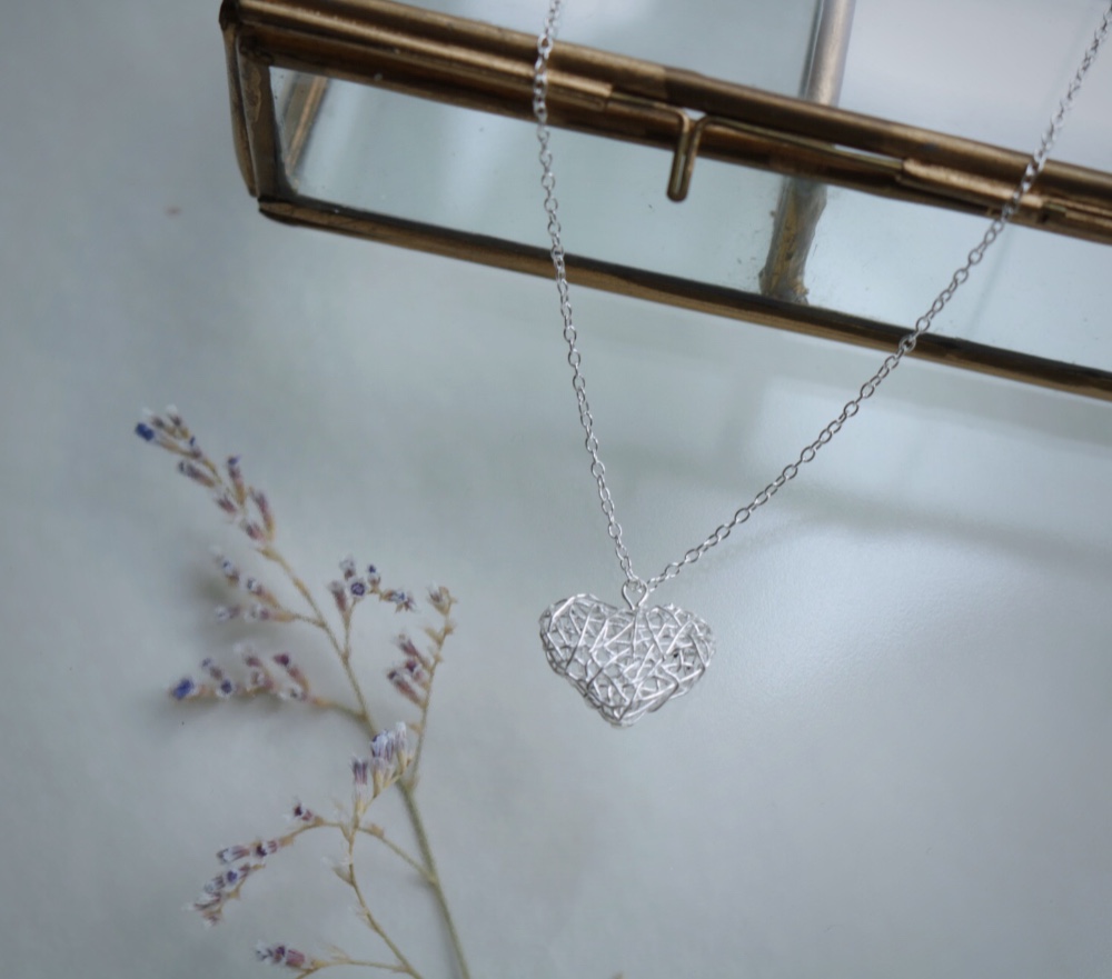 透かしぷっくりハートのシルバーネックレス
